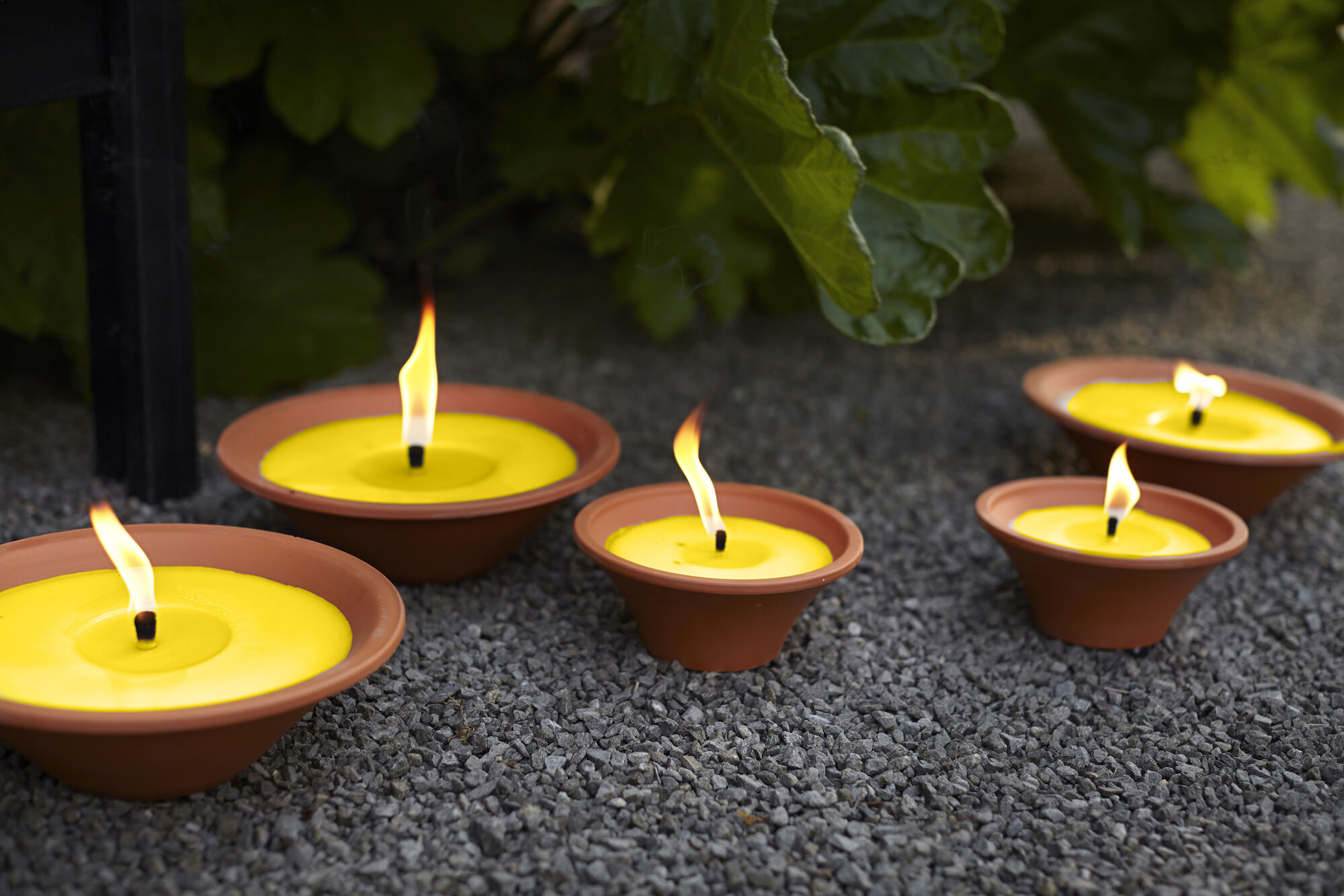 SPAAS Citronella Outdoor-Kerze ROYAL FLAME Medium Ø 18 Terrassen-Gartenkerze in Terrakotta-Schale 9 Brennstunden – 4 Stück