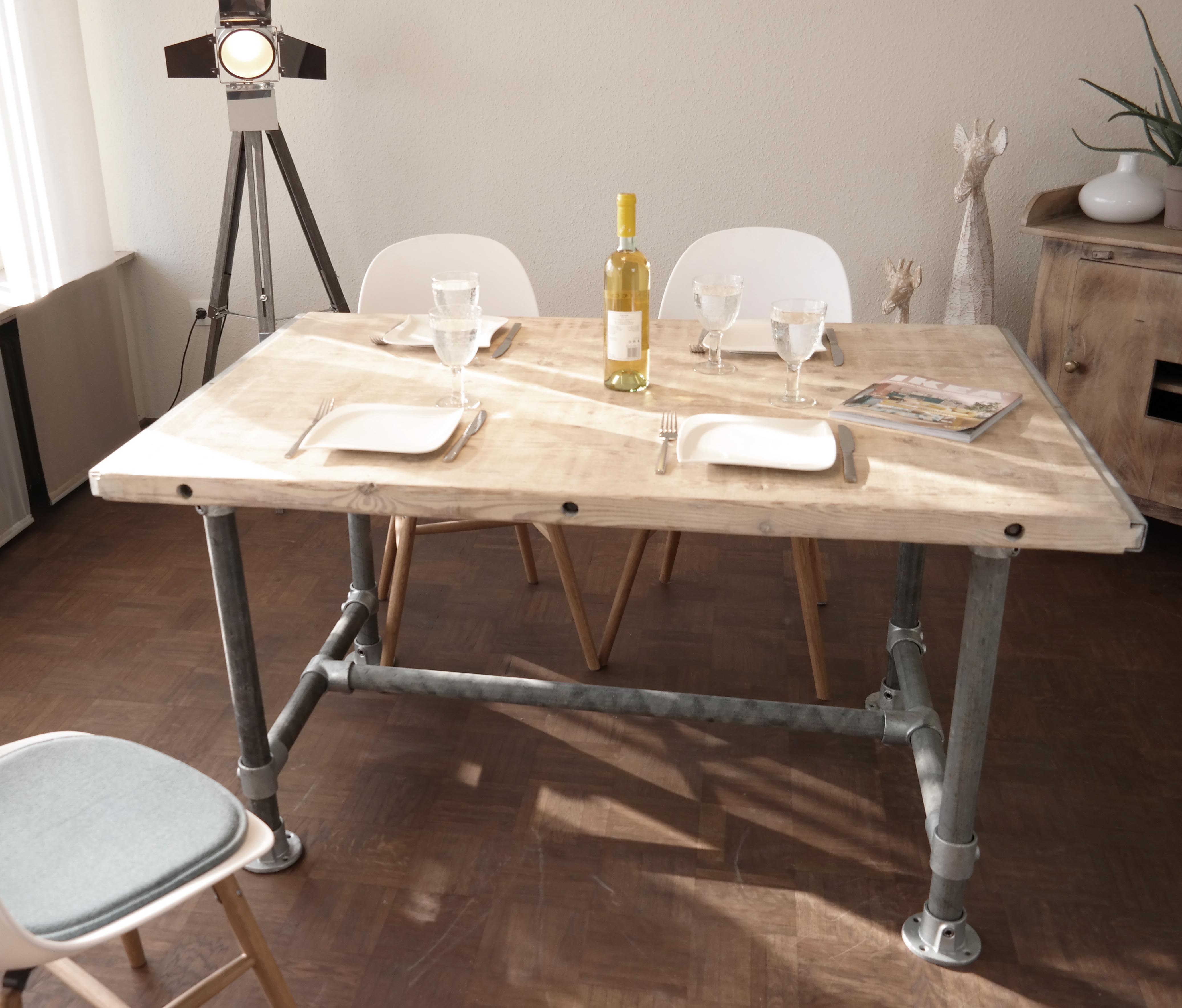Tisch Industrie Stil Modell Paris 140x95 Massiv Modern Neu Gerüst Holz Esstisch Gartentisch